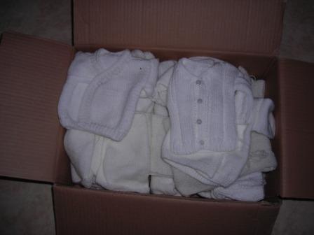 carton de layettes, chaussons, bonnets blanches 24-28 semaines